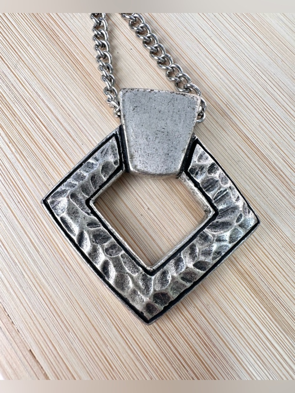 🤍Chico’s Hammered Matte Silver Tone Pendant Necklace